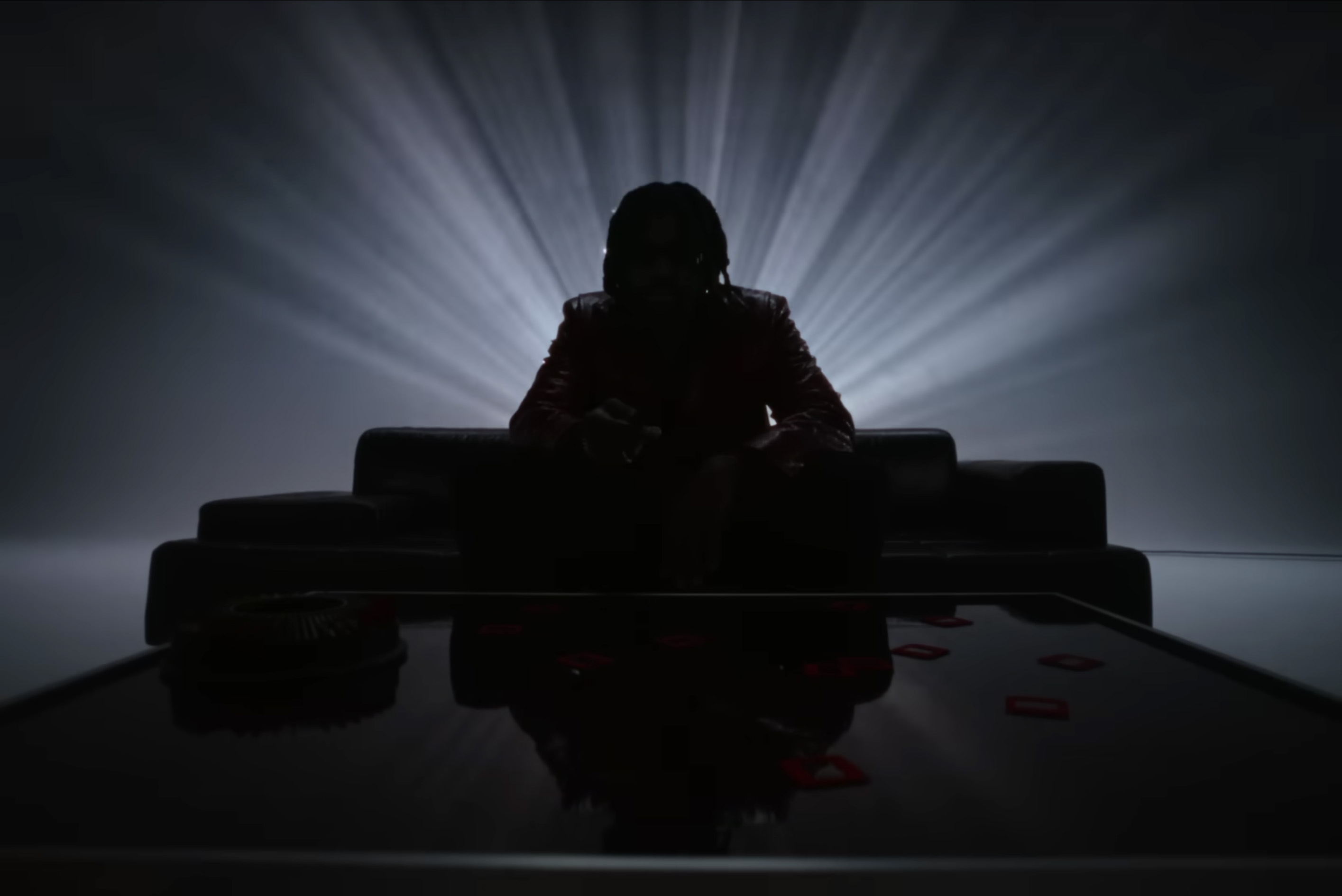 Scène du clip Grand Soleil avec effets de vent et atmosphère de fumée
